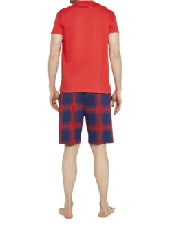 Pyjama court en coton rouge à carreaux avec une coupe droite et un col rond