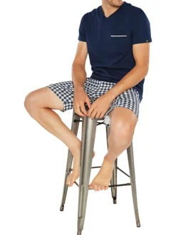 Pyjama court marine en coton avec une coupe fermée à motifs carreaux