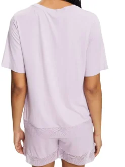 Pyjama court violet en dentelle avec une coupe fermée et un col rond