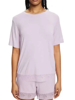 Pyjama court violet en dentelle avec une coupe fermée et un col rond