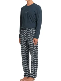 Pyjama long bleu marine avec un col rond et une taille élastiquée