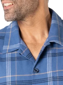 Pyjama long en coton bleu à carreaux avec un col chemise et des poches