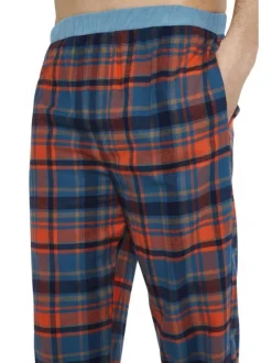 Pyjama long en coton bleu à carreaux avec une coupe droite et un col rond