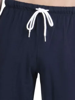 Pyjama long en coton bleu à rayures pourvu d'une coupe droite et d'un col v