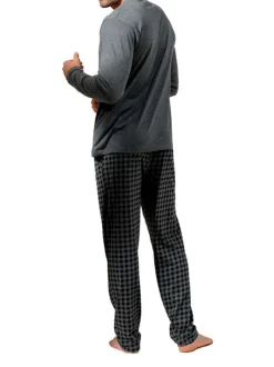 Pyjama long en coton gris à carreaux avec une coupe droite et un col rond