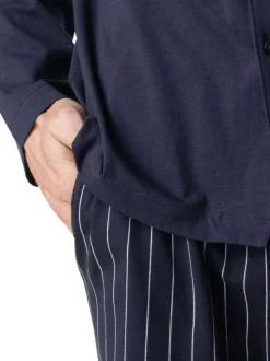 Pyjama long en coton marine à motifs pourvu d'une coupe droite