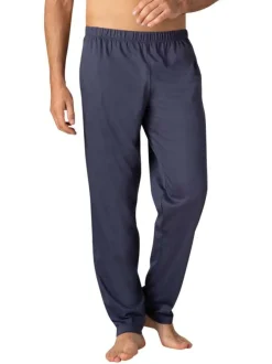 Pyjama long en coton marine quadrillé avec une coupe fermée et un col en V