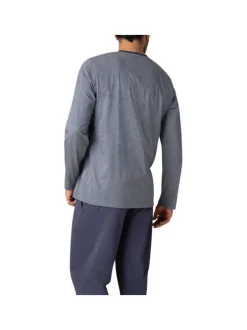 Pyjama long en coton marine quadrillé avec une coupe fermée et un col en V