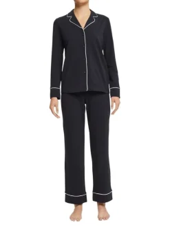 Pyjama long en coton noir uni avec une coupe droite, un col à revers et des manches longues
