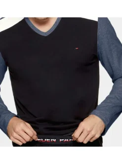 Pyjama long en coton à tee-shirt bicolore à coupe droite, col V et taille élastiquée à imprimé logo