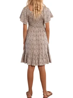 Robe courte beige imprimée avec une coupe droite et un col carré