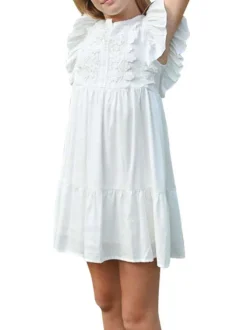 Robe courte blanche unie avec une coupe droite un col v et des manches courtes