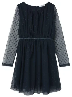 Robe courte bleue marine en tulle à pois avec une coupe droite et un col rond