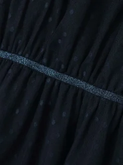Robe courte bleue marine en tulle à pois avec une coupe droite et un col rond
