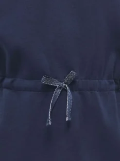 Robe courte marine unie pourvue d'une coupe évasée et d'un col rond