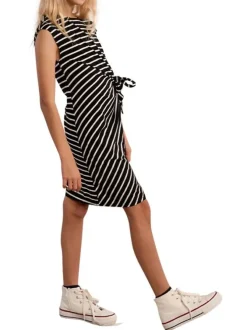 Robe courte noire à rayures pourvue d'une coupe cintrée et de manches courtes