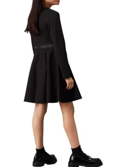 Robe courte noire unie à coupe patineuse et à manches longues