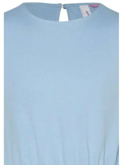 Robe courte sans manches bleu ciel unie avec une coupe patineuse et un col rond