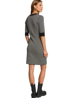 Robe blanche et noire col rond ornée d'un motif géométrique