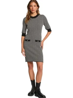 Robe blanche et noire col rond ornée d'un motif géométrique