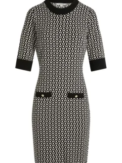 Robe blanche et noire col rond ornée d'un motif géométrique