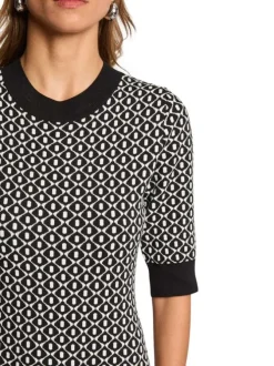 Robe blanche et noire col rond ornée d'un motif géométrique