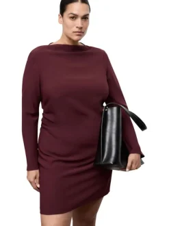 Robe bordeaux unie pourvu d'un col bateau et de manches longues