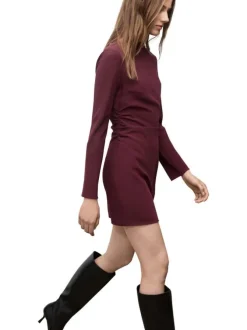 Robe bordeaux unie pourvu d'un col bateau et de manches longues
