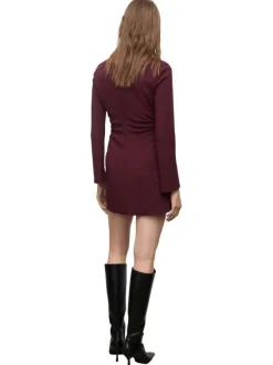 Robe bordeaux unie pourvu d'un col bateau et de manches longues