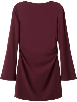 Robe bordeaux unie pourvu d'un col bateau et de manches longues