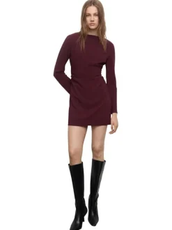 Robe bordeaux unie pourvu d'un col bateau et de manches longues