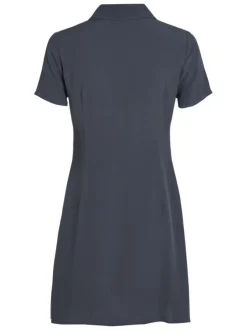 Robe chemise courte bleue ardoise unie avec une coupe cintrée et fluide