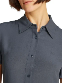 Robe chemise courte bleue ardoise unie avec une coupe cintrée et fluide