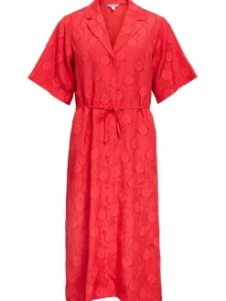 Robe chemise longue rouge unie pourvue d'une coupe cintrée et d'un col à revers