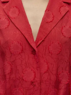 Robe chemise longue rouge unie pourvue d'une coupe cintrée et d'un col à revers