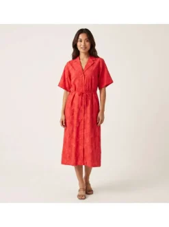 Robe chemise longue rouge unie pourvue d'une coupe cintrée et d'un col à revers