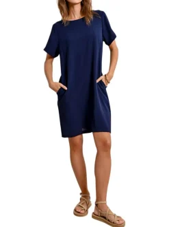 Robe courte avec des manches courtes marine unie une coupe droite et un col rond