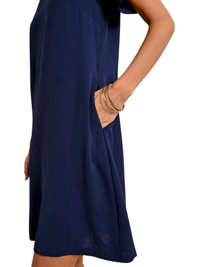 Robe courte avec des manches courtes marine unie une coupe droite et un col rond