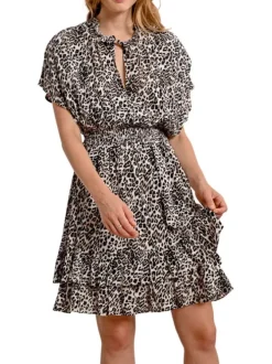 Robe courte beige avec des imprimés léopard une coupe évasée et un col en v