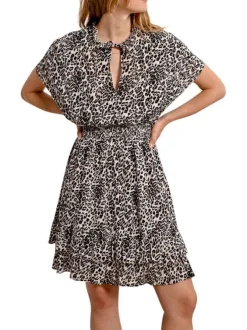 Robe courte beige avec des imprimés léopard une coupe évasée et un col en v