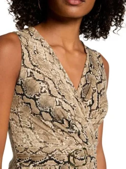 Robe courte beige avec un imprimé python une coupe droite et un col v
