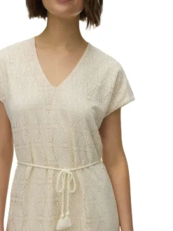 Robe courte beige en guipure à coupe droite pourvue d'un col v profond