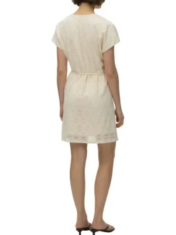 Robe courte beige en guipure à coupe droite pourvue d'un col v profond