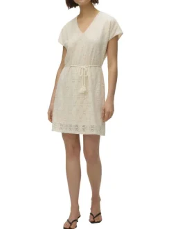 Robe courte beige en guipure à coupe droite pourvue d'un col v profond