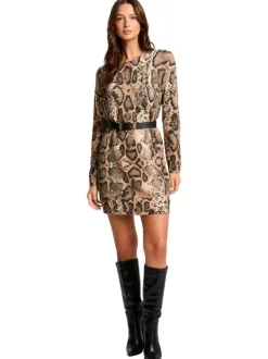 Robe courte beige imprimé python avec une coupe droite à col rond