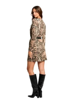Robe courte beige imprimé python avec une coupe droite à col rond
