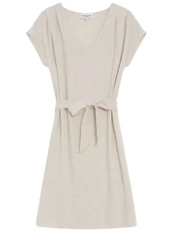 Robe courte beige unie avec une coupe droite et des manches courtes