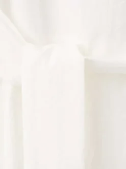 Robe courte beige unie pourvue de liens à nouer sur le côté