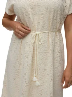 Robe courte beige unie pourvue d'une coupe évasée et de manches courtes