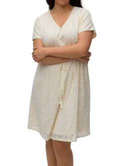Robe courte beige unie pourvue d'une coupe évasée et de manches courtes